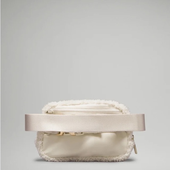 Lululemon Sherpa belt bag NWT - Picture 2 of 5